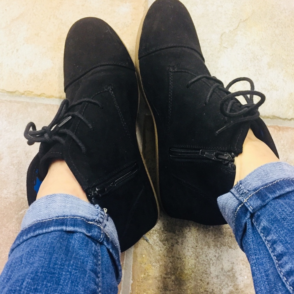 Faux Suede Zip ankle booties fit women 7.5